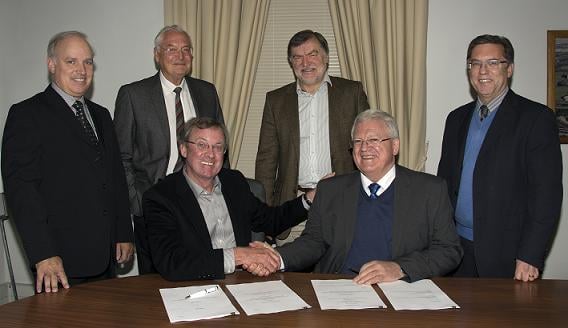 Photo of STIAS and Stellenbosch University sign funding agreement